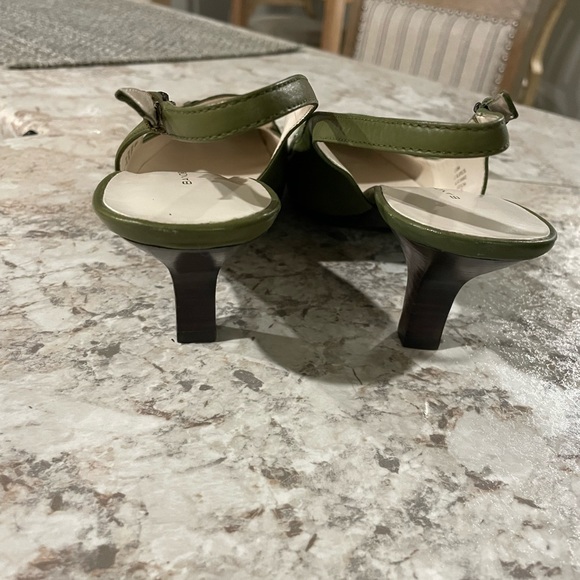 Bandolino Slingback all leather pumps. Never worn. Army green. 8.5 - Picture 6 of 8